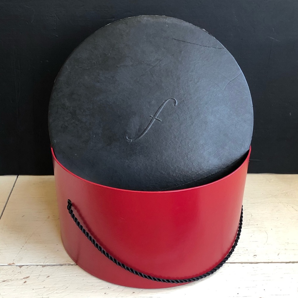 Vintage Fredrick’s of Hollywood hat wig box red ❤️